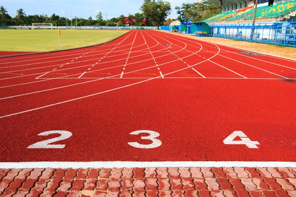 Atletiekbaan in de ochtend. — Stockfoto