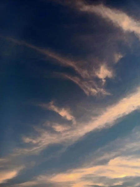 Nube Amarilla Sobre Fondo Azul Del Cielo Por Las Noches — Foto de Stock