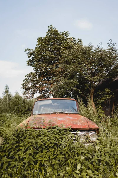 Staré Rezavé Sovětské Auto Opuštěné Divoké Kopřivě — Stock fotografie