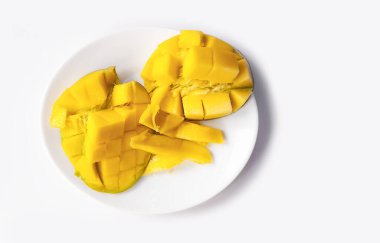 Meyve hamuru kabuğundan kolayca ayrılabilsin diye taze olgun mangoyu küp şeklinde dilimledik.