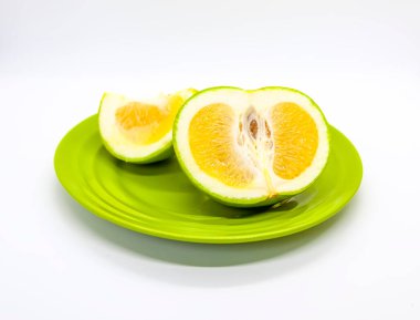 Taze yeşil greyfurtlar. Dilimlenmiş meyve