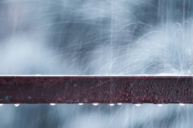 Metal balkon korkuluklarına yağmur yağıyor.. 