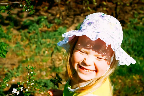 早春的时候 小女孩在树林里散步 阳光下快乐的孩子 — 图库照片