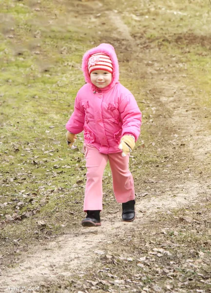 Маленькая Девочка Гуляет Лесу Ранней Весной — стоковое фото