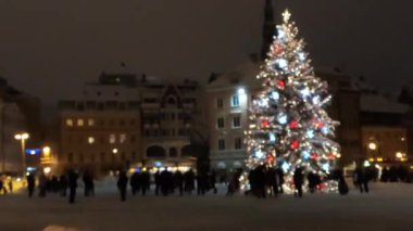 Letonya 'daki kış şehri manzarasının gece görüntüleri.