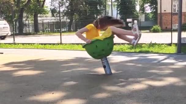 Kislány Játszik Játszótéren Parkban — Stock videók