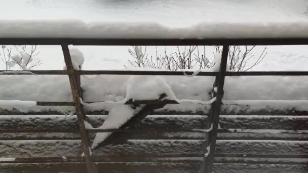 Een Close Van Een Met Sneeuw Bedekte Houten Structuur — Stockvideo