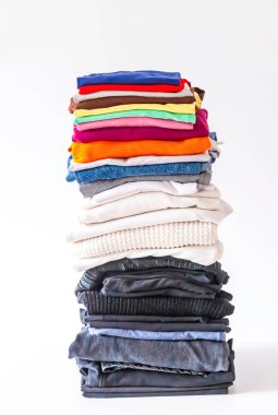 Katlanmış renkli giysiler yığınla. Ev düzenleme. İç depolama.