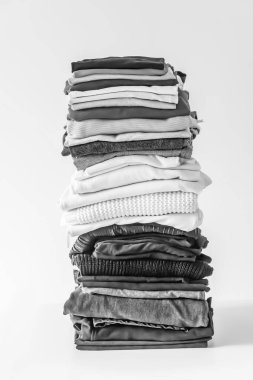 Katlanmış renkli kıyafetler. Ev düzenleme. İç depolama.