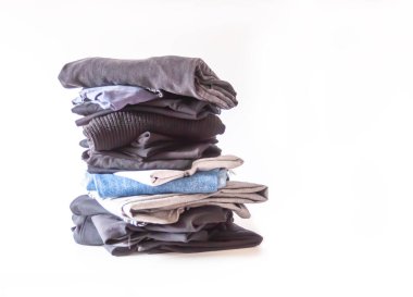 Katlanmış renkli kıyafetlerin yığını. Ev düzenleme. İç depolama.