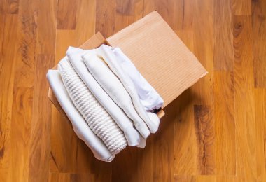 Katlanmış renkli kıyafetler. Ev düzenleme. İç depolama.