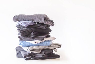 Katlanmış renkli kıyafetlerin yığını. Ev düzenleme. İç depolama.