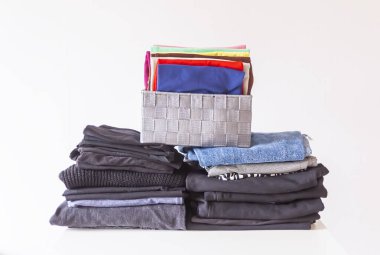 Katlanmış renkli kıyafetler. Ev düzenleme. İç depolama.