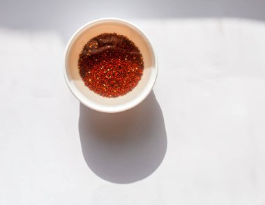 Suyla ıslanmış tohumlar. Tohumların evde filizlenmeye ve mikroyeşil ekime hazırlanması. Vejetaryen çiğ yemek, sağlıklı yemek..