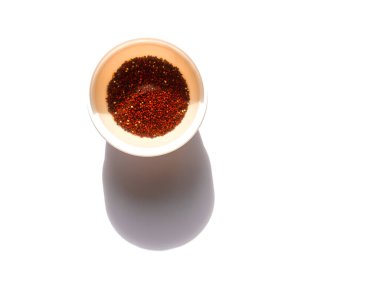 Suyla ıslanmış tohumlar. Tohumların evde filizlenmeye ve mikroyeşil ekime hazırlanması. Vejetaryen çiğ yemek, sağlıklı yemek..