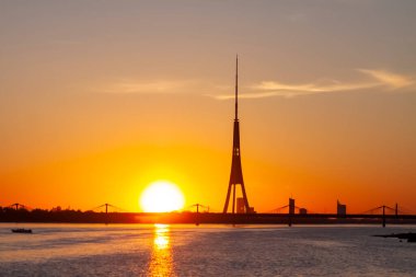 Letonya 'nın başkenti Riga' da günbatımı manzarası. Daugava nehrinin üzerindeki kentsel manzara. 