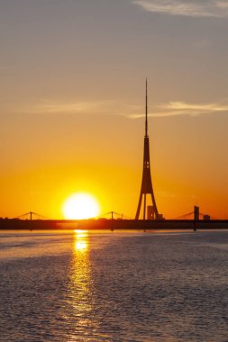 Letonya 'nın başkenti Riga' da günbatımı manzarası. Daugava nehrinin üzerindeki kentsel manzara. 