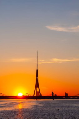 Nehirde güzel bir gün batımı