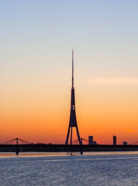 Riga, Letonya 'nın arka planında güzel bir günbatımı