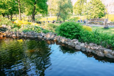 Kamu parkında manzara. Bastejkalns, Riga, Letonya. 