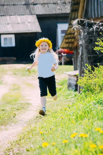 Счастливая Маленькая Блондинка Гуляет Природе Теплый Весенний День Цветущие Одуванчики — стоковое фото