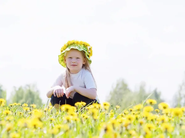 Petite Fille Avec Des Pissenlits Joyeux Enfant Réveillent Extérieur Dans — Photo