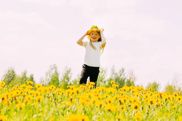 Holčička Pampeliškami Šťastné Dítě Probouzí Venku Teplém Slunečném Jarním Dni — Stock fotografie