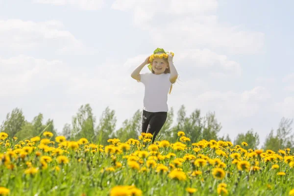 タンポポの小さな女の子 幸せな子供は暖かい晴れた春の日に屋外で歩く — ストック写真