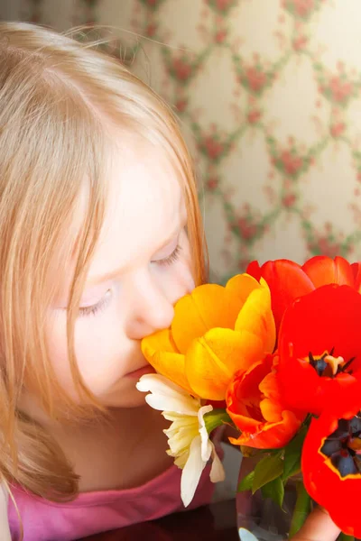 女の子ともにチューリップの花束 — ストック写真