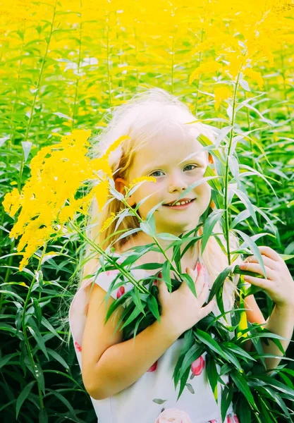 Portrait Une Belle Fille Dans Champ Fleurs Jaunes — Photo