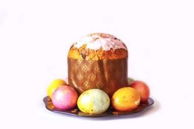 Paskalya bayramı kompozisyonu. Yemek dekoru. Renkli yumurta ve pasta..