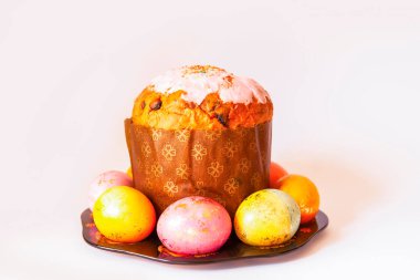 Paskalya bayramı kompozisyonu. Yemek dekoru. Renkli yumurta ve pasta..