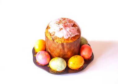 Paskalya bayramı kompozisyonu. Yemek dekoru. Renkli yumurta ve pasta..