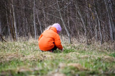 çayır üzerinde çalışan küçük kız