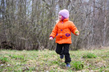 çayır üzerinde çalışan küçük kız