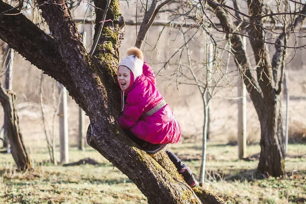 Menina Feliz Escalando Árvore Jardim Primavera — Fotografia de Stock