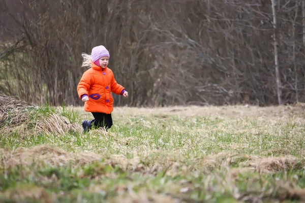 Маленька Дівчинка Біжить Лузі — стокове фото