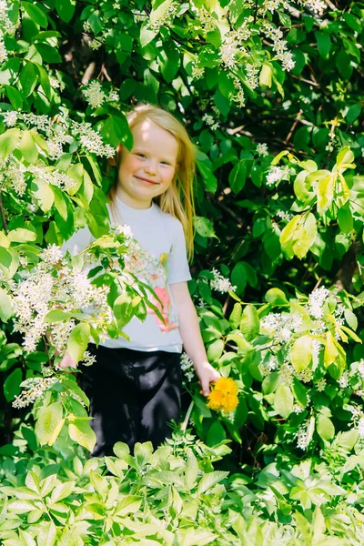 晴れた日に花を持つ少女の肖像 — ストック写真