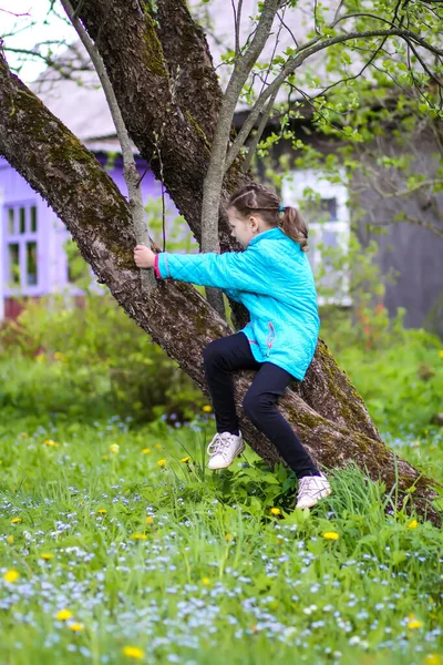 Счастливая Маленькая Девочка Обнимает Дерево Весеннем Саду — стоковое фото