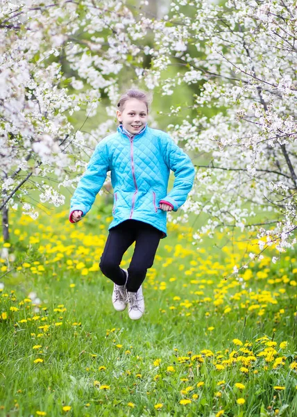 Happy Little Girl Spring Garden Child Enjoys Cherry Tree Blossom — ストック写真