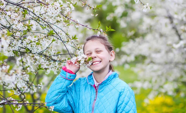 春の庭で幸せな女の子 子供は桜を楽しむ — ストック写真