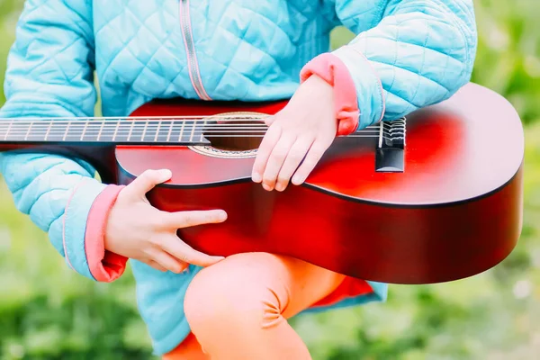 Маленькая Девочка Играет Гитаре Открытом Воздухе — стоковое фото