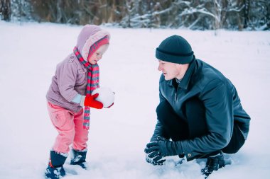 Babası ve küçük tatlı kızı kış günü dışarıda eğleniyorlar..
