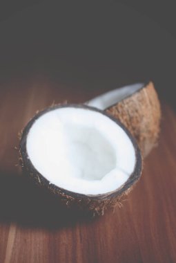 Hindistan cevizi meyvesinin yarısı yakın.