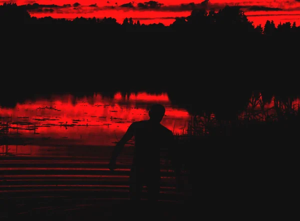 夕焼け空の男のシルエット — ストック写真