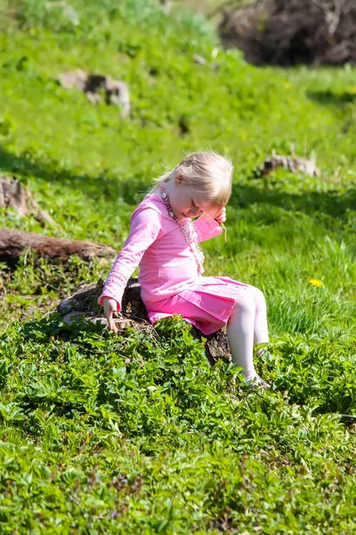 暖かい晴れた日に夏のフィールドに小さな女の子 農村部 — ストック写真