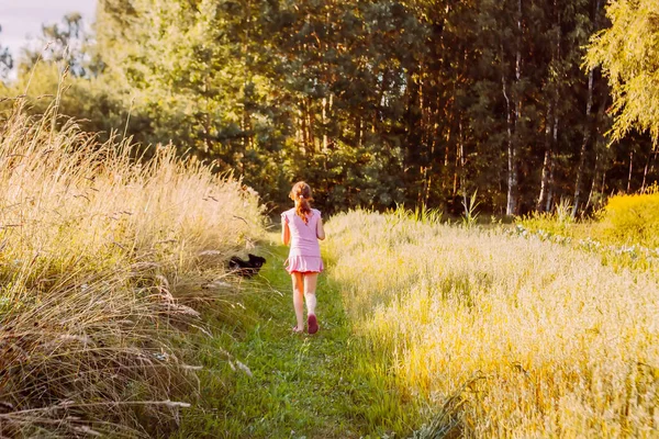 Una Niña Pequeña Corre Campo Verano Cálido Día Soleado Escena —  Fotos de Stock