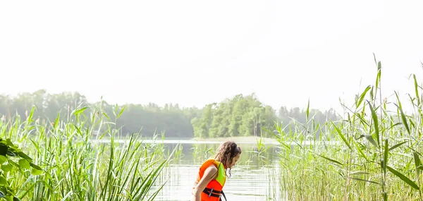 Niña Edad Escolar Con Chaleco Salvavidas Durante Natación Salvaje Lago —  Fotos de Stock