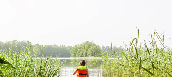 Niña Edad Escolar Con Chaleco Salvavidas Durante Natación Salvaje Lago —  Fotos de Stock