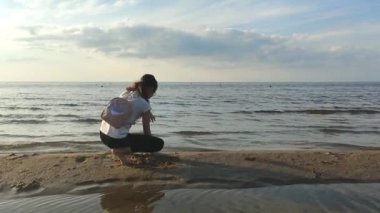 Deniz kıyısında oynayan liseli kız.. 